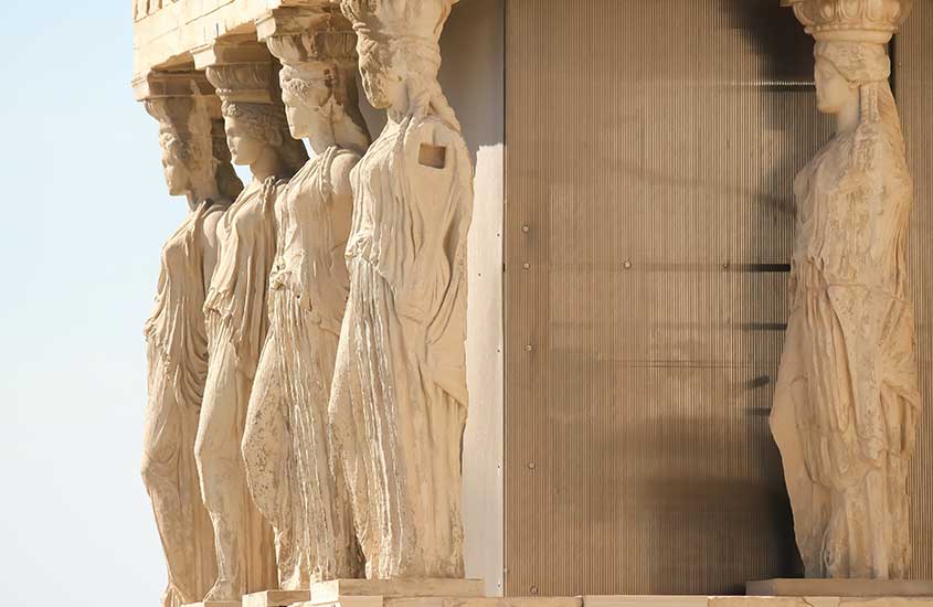 Durante dia de sol, esculturas de mármore em Museu da Acróple, um dos pontos turísticos da Grécia