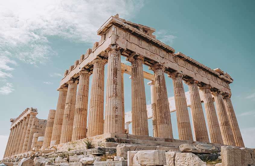 Durante dia ensolarado, ruínas do Partenon