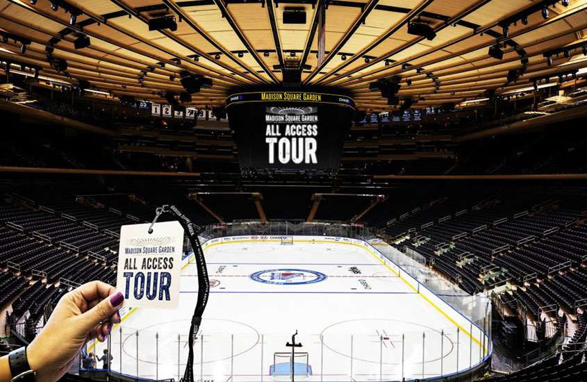 interior da arena Madison Square Garden com pista de gelo no meio, arquibancadas ao redor e pessoa mostrando uma credencial escrita ''all acess tour''