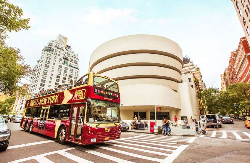 durante o dia, rua de nova york com ônibus vermelho de dois andares, carros, edifícios e árvores