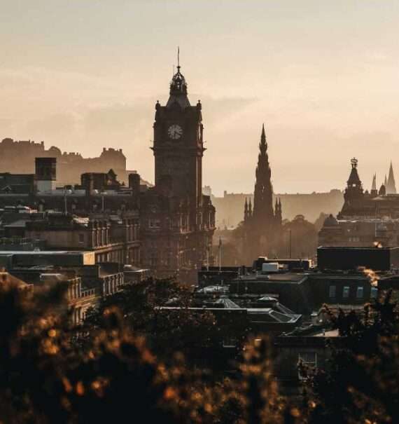Durante uma tarde de sol, vista aérea de prédios e árvores em Edimburgo