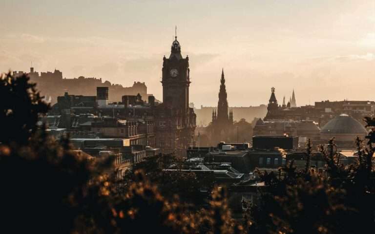 Durante uma tarde de sol, vista aérea de prédios e árvores em Edimburgo