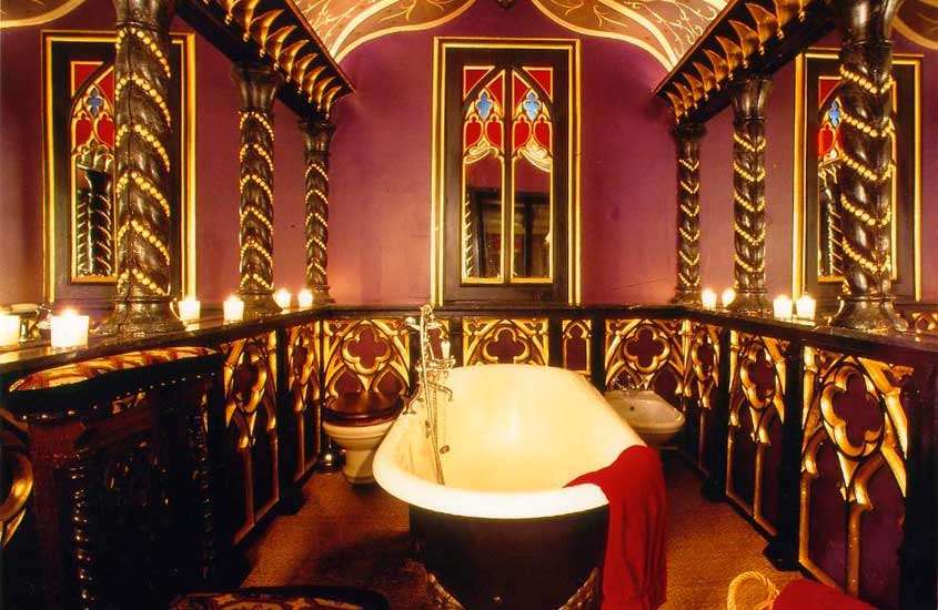 Banheiro luxuosa com vasos chiques, banheira, espelhos e ornamentos em suíte de hotel em edimburgo
