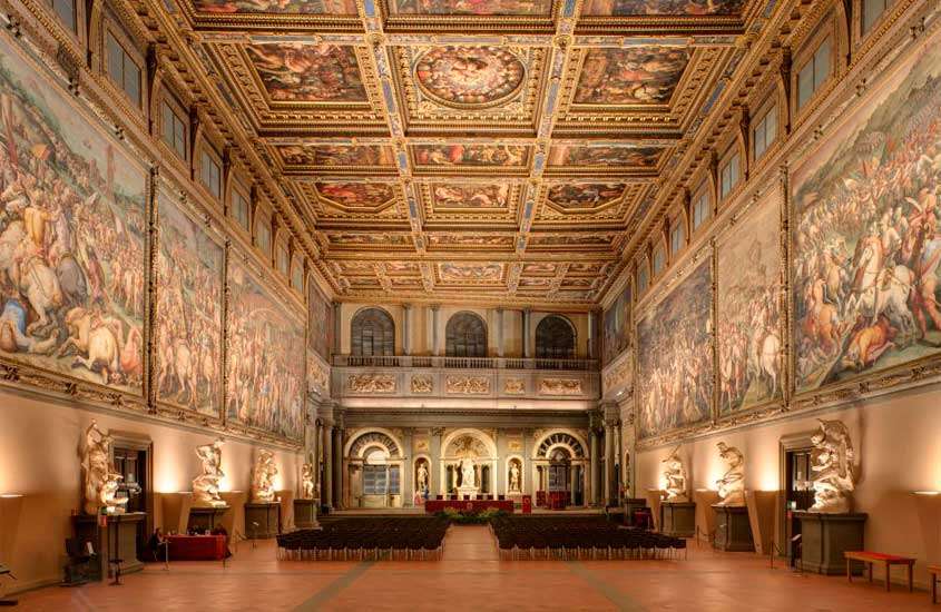 Interior do Museu Vecchio usado como cenário de filme Inferno com diversos quadros, esculturas e cadeiras