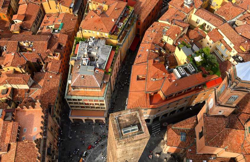Vista aérea de prédios e casas em Fiera di Bologna, um bairro onde ficar em Bolonha