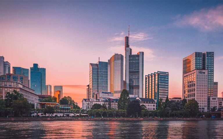 Durante o final de tarde, vista panorâmica da cidade de Frankfurt com prédios às margens do rio