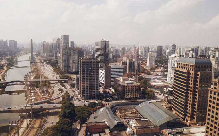 Vista aérea de são paulo com prédios, rio e carros