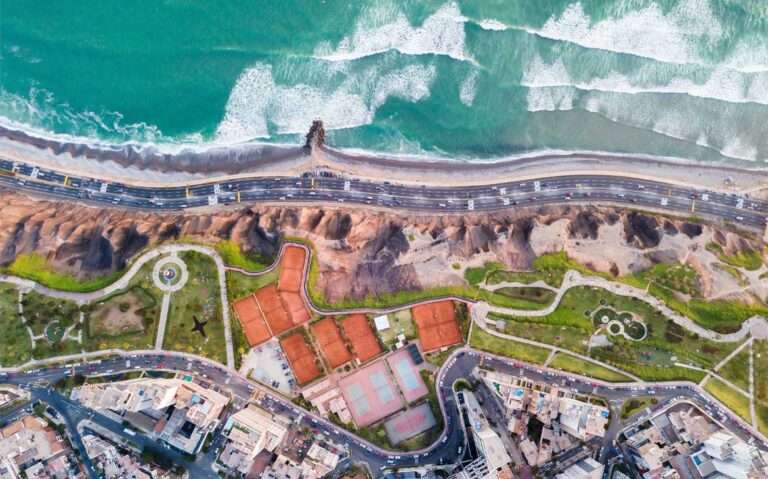 Durante o dia, vista aérea de casas às margens do mar na cidade de lima Peru