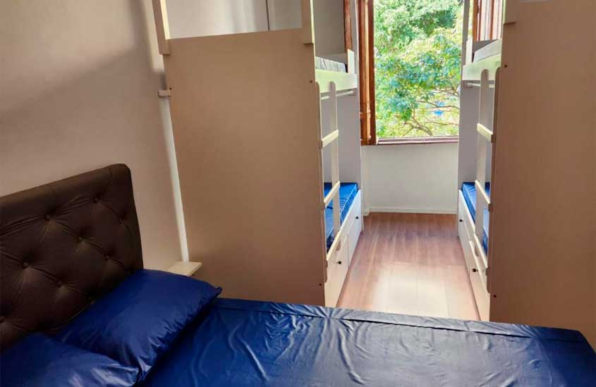 Quarto de hostel em sao paulo com cama, bicamas e janelas grandes