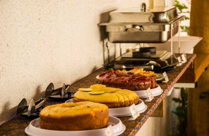 Mesa de café da manhã de uma pousada em itaunas com bolos e richot de comidas quentes