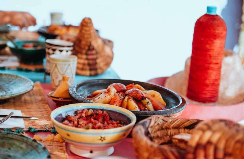 Em dia de sol, mesa com comidas tradicionais marroquinas