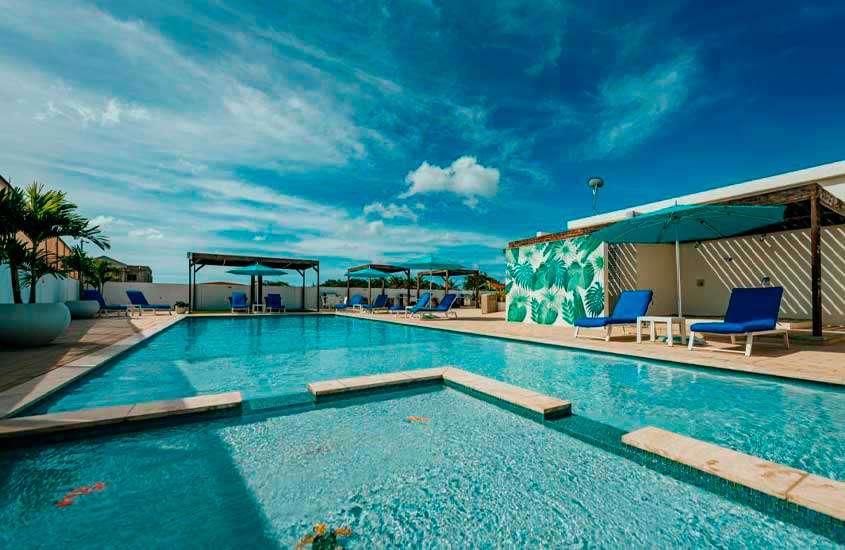 Durante dia ensolarado, piscinas em resort em Aruba