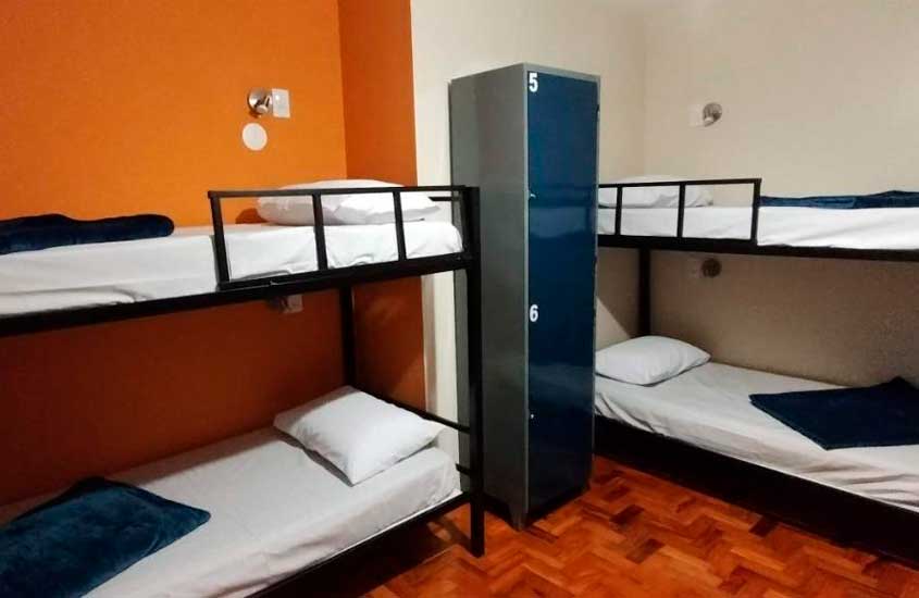 Quarto de hostel barato em sp com bicamas, chão de madeira e armário