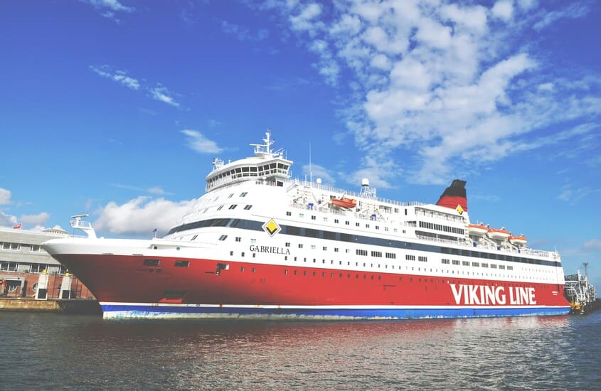 Vista lateral do navio de cruzeiro Viking Line atracado em Helsinque