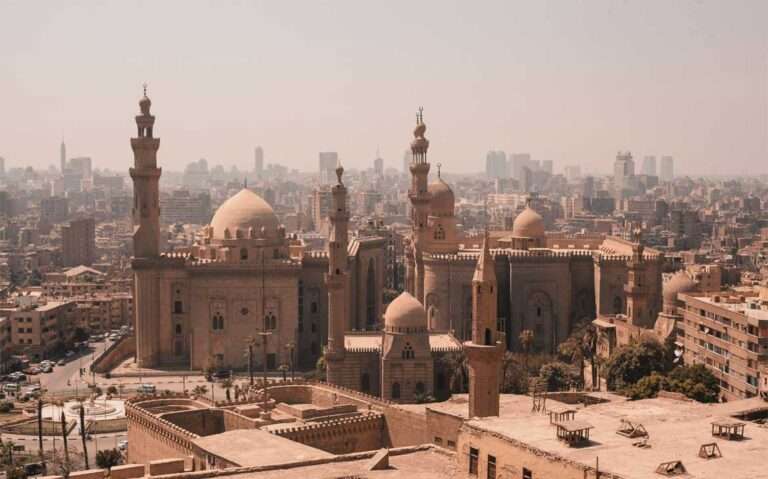 Em um dia de sol, vista aérea do Cairo com monumentos e árvores