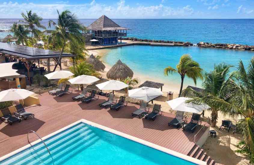 durante o dia, vista aérea de piscina com vista para o mar em um dos melhores hotéis em curaçao