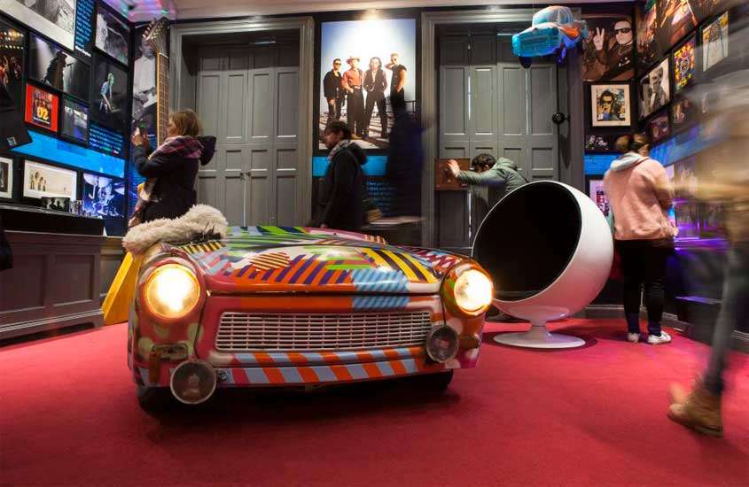 Interior de museu com carro, quadros, cadeira diferente, opção de o que fazer em dublin