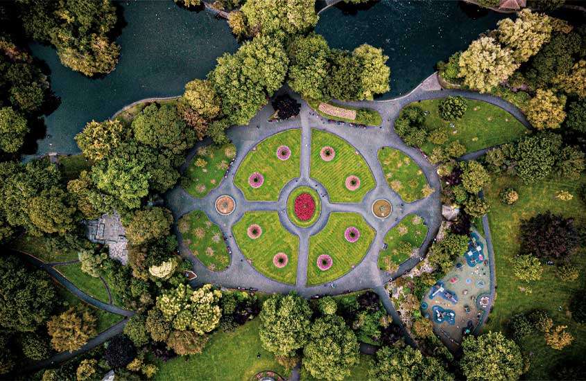 vista aérea de um ponto turístico para visitar durante sua viagem para dublin com mosaico feito de vegetação