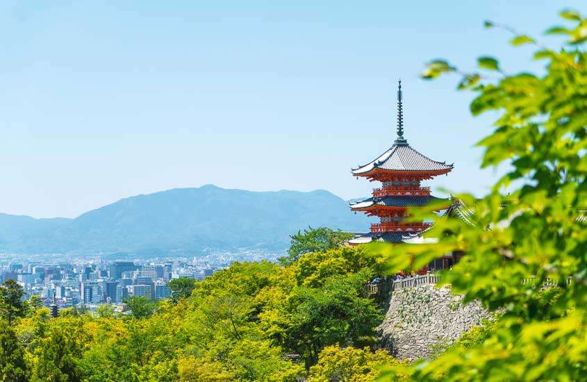 Em um dia de sol, horizonte da cidade de kyoto japão com templo e árvores ao redor