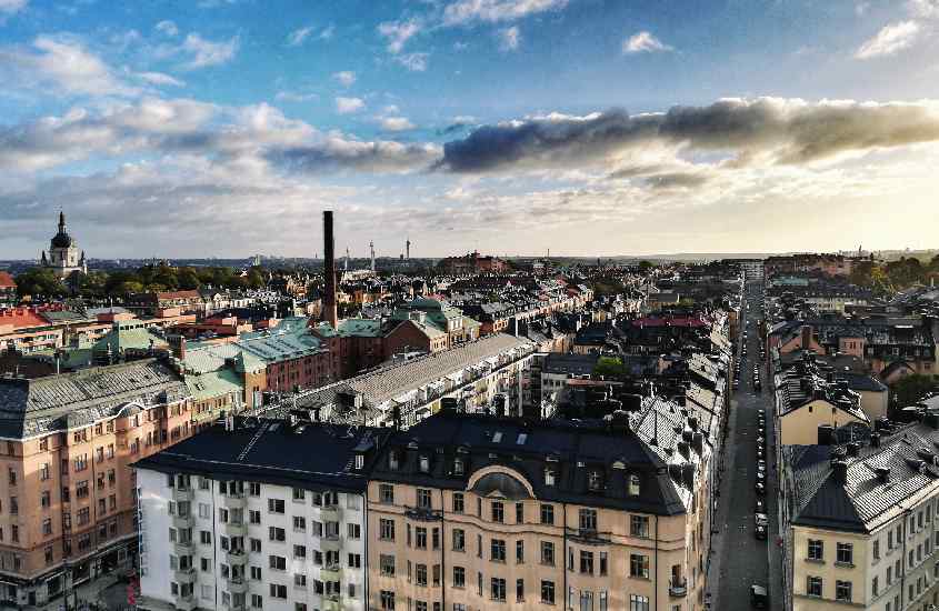 Durante um final de tarde, vista aérea de Östermalm, um bairro onde ficar em estocolmo com prédios e carros nas ruas