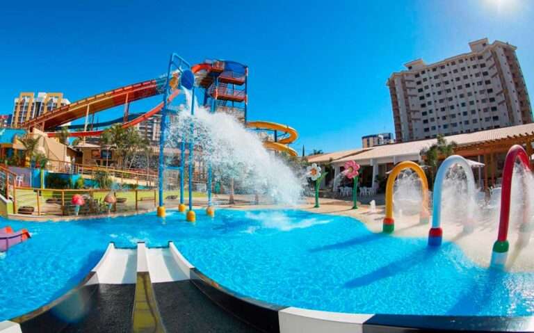 Em um dia de sol, área de piscina de um dos hotéis em Caldas Novas com parque aquático
