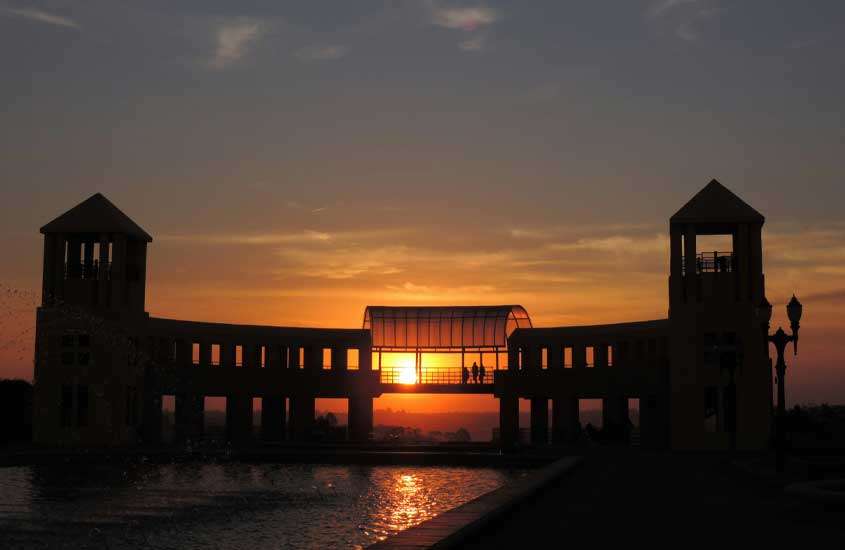 Pôr do sol de Curitiba, um lugar barato para passar o ano novo com estrutura em cima da água e vista do horizonte