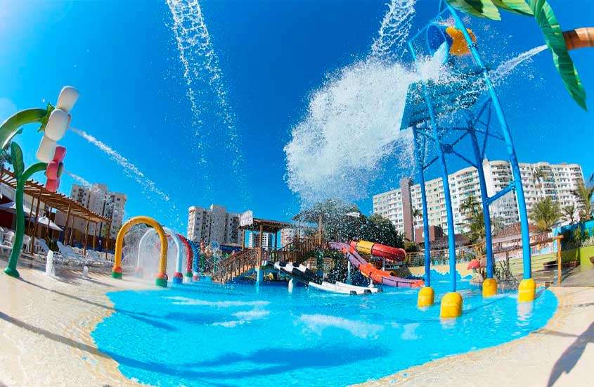 Durante uma manhã de sol, área de piscina infantil de um dos hotéis em Caldas Novas com parque aquático