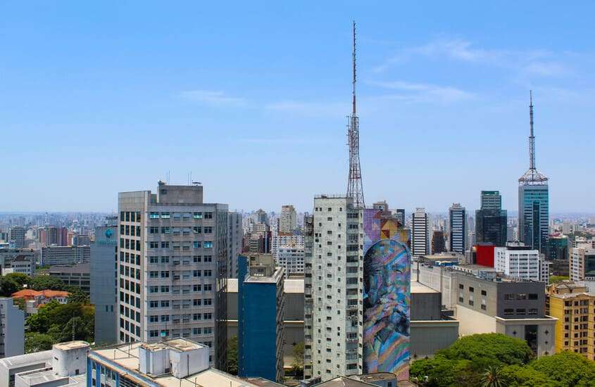 Durante o dia, vista aérea de diversos prédios em São Paulo