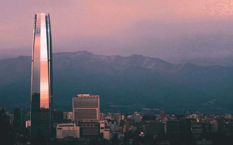 Durante um final de tarde vista aérea da cidade de Santiago com prédios e montanhas