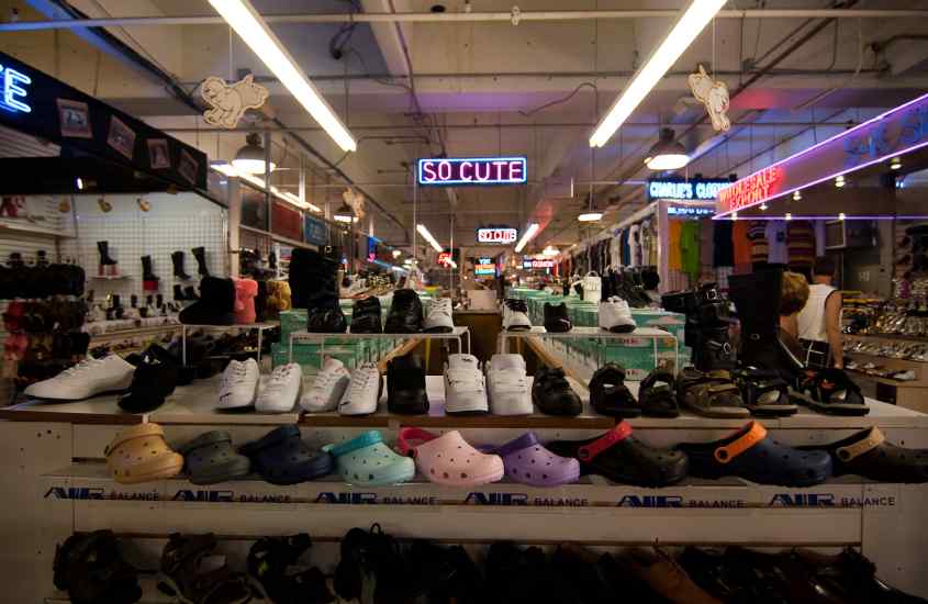 Interior do Swap Shop uma mercado de pulgas super famoso com diversos produtos e luzes coloridas