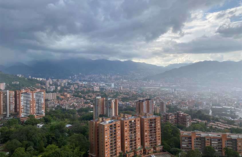 Em um dia nublado, vista aérea de Medellin com árvores, prédios e casas