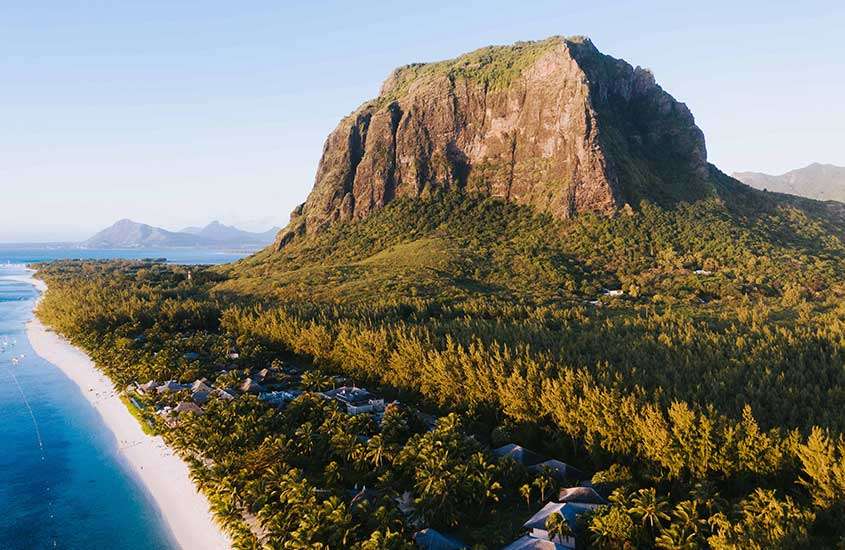Em um dia de sol, vista aérea das ilhas maurício com árvores, montanhas e hotéis