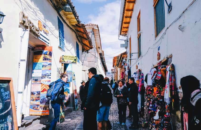 Em um dia de sol, visitar os mercados da Rua Hatun Rumiyoc é um dos melhores passeios em cusco com mercadorias e pessoas transitando