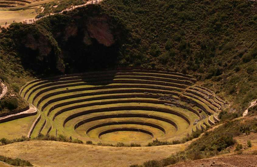 Em um dia de sol, vista aérea do Vale Sagrado dos incas um dos passeios em cusco mais famosos