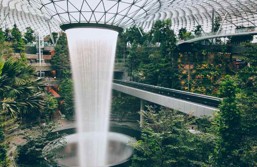 Lugar com fonte onde ficar em singapura com diversas árvores em volta