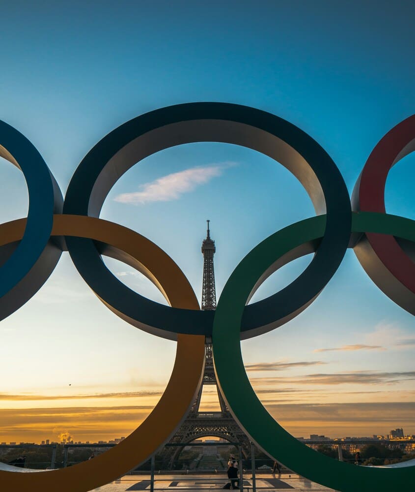 durante o dia, anéis olímpicos em frente a Torre Eiffel em Paris