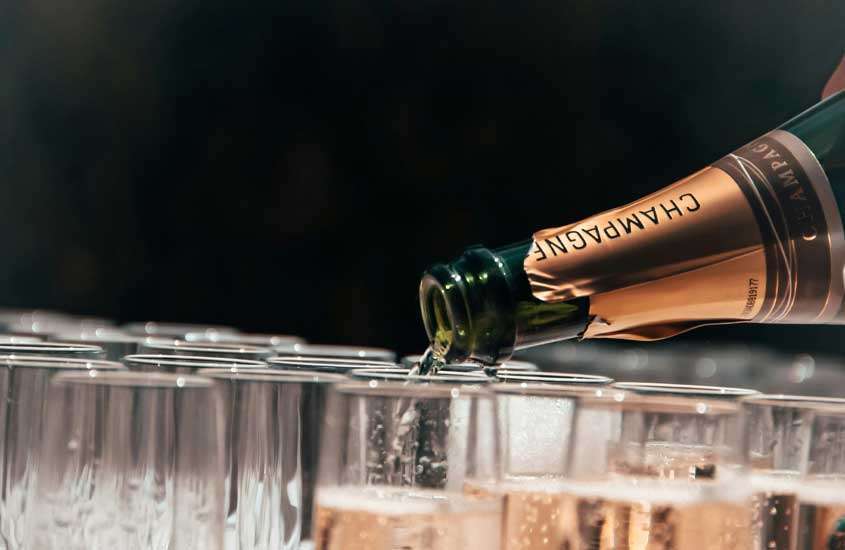 Champagne sendo servido em taças, uma figura recorrente da cultura na frança
