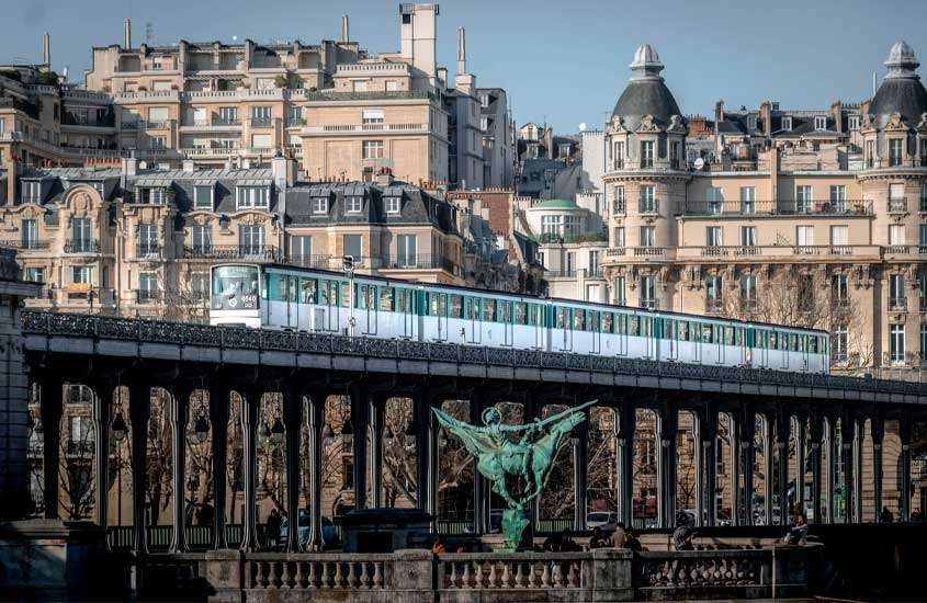Outra das curiosidades sobre a França é que a malha ferroviária é uma das mais antigas do mundo com unidades no centro de paris com prédios atrás e esculturas de bronze