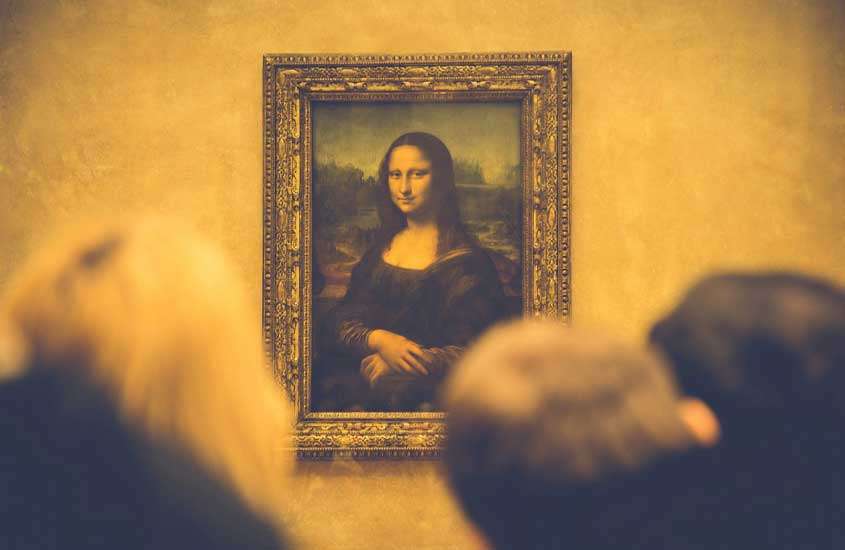 Um dos símbolos da cultura na frança é a Mona Lisa com pessoas apreciando