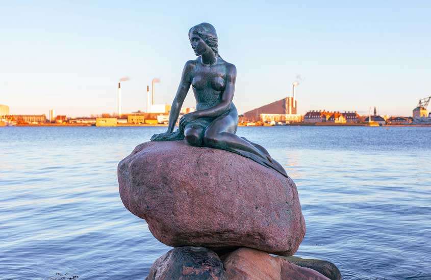 Em um final de tarde, estátua da pequena sereia, um dos pontos turísticos em copenhague