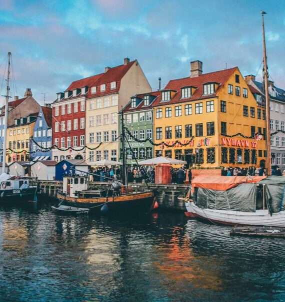 Em um final de tarde, área do porto de Copenhague com barcos e prédios coloridos