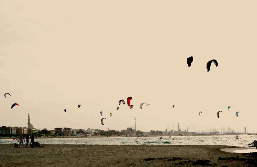 Um dos passeios em dubai mais divertidos é curtir os saltos de paraquedas na praia durante o pôr do sol