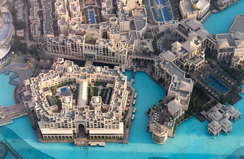 Vista aérea da cidade de Dubai com canais, prédios e árvores ao redor