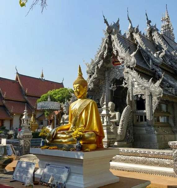 durante o dia, estátua dourada de buda em frente a templo em chiang mai