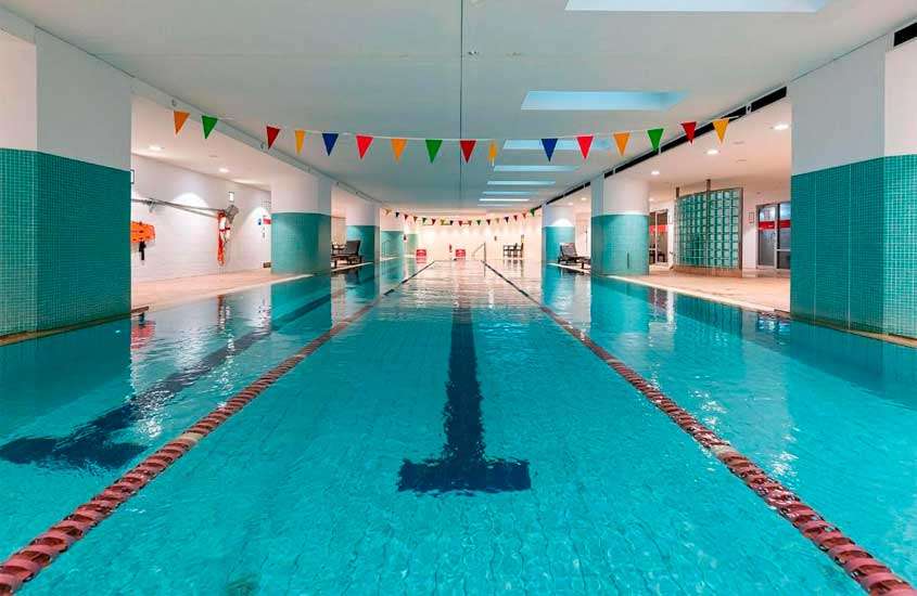 Área de lazer de um dos hotéis em Sydney com piscina e espreguiçadeiras