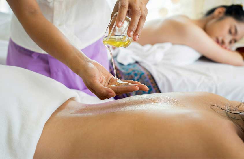 Mulheres recebendo massagem com oléo