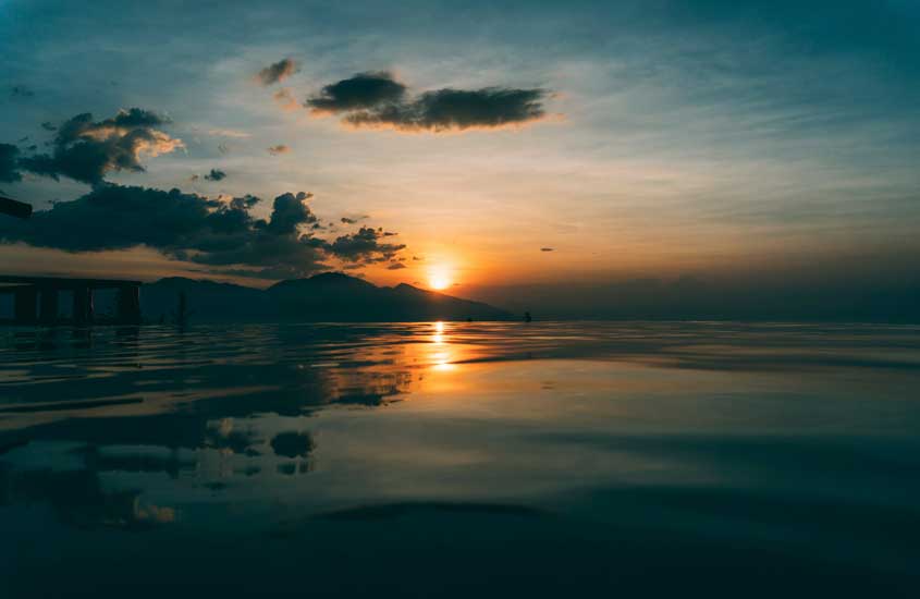 Durante o pôr do sol, paisagem do mar de Ilhabela, uma opção de lugar onde passar o réveillon