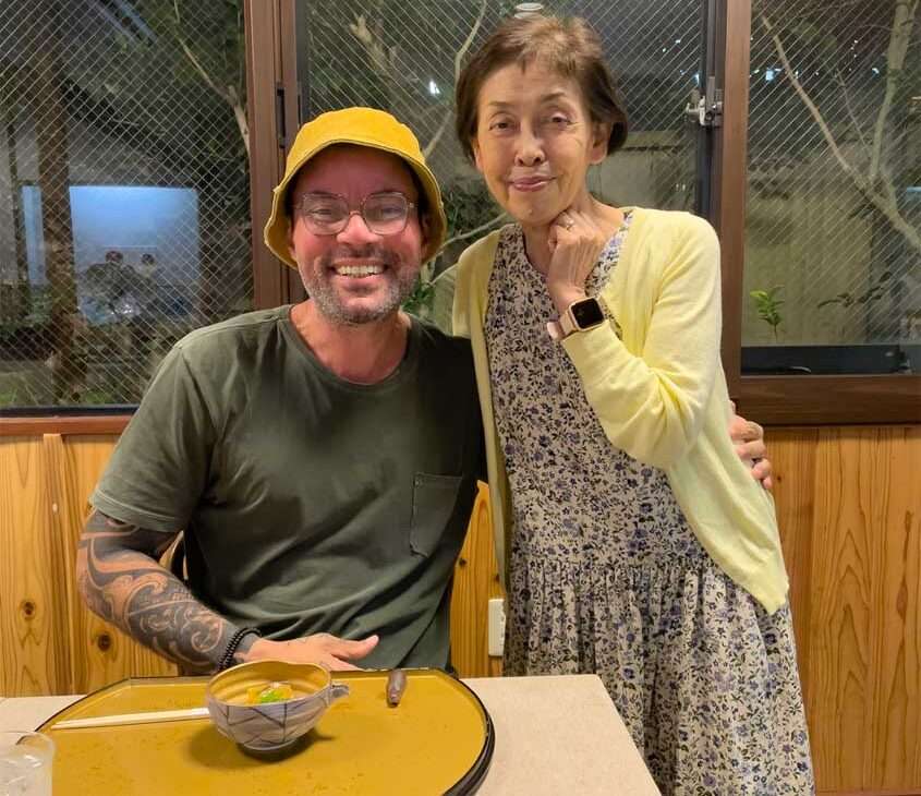 Vagner com amiga da ilha miyajima durante uma refeição