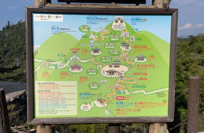 Mapa de miyajima com árvores ao redor