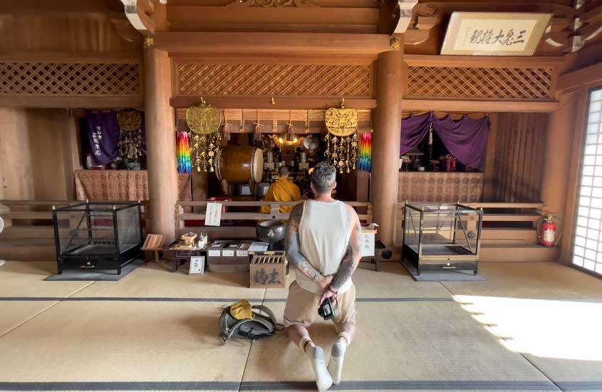 Vagner no interiror de templo em miyajima